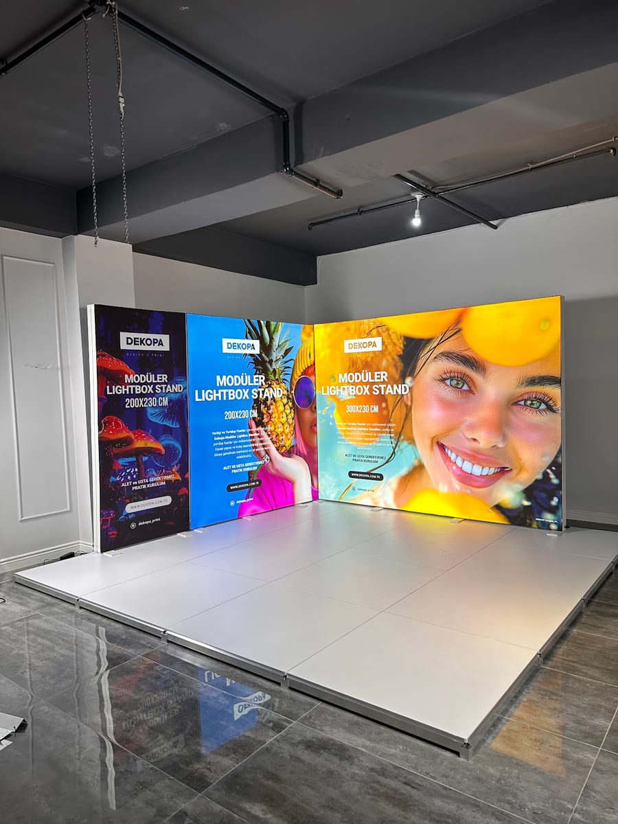 Fuar alanında kurulu modüler lightbox fuar standı panoları