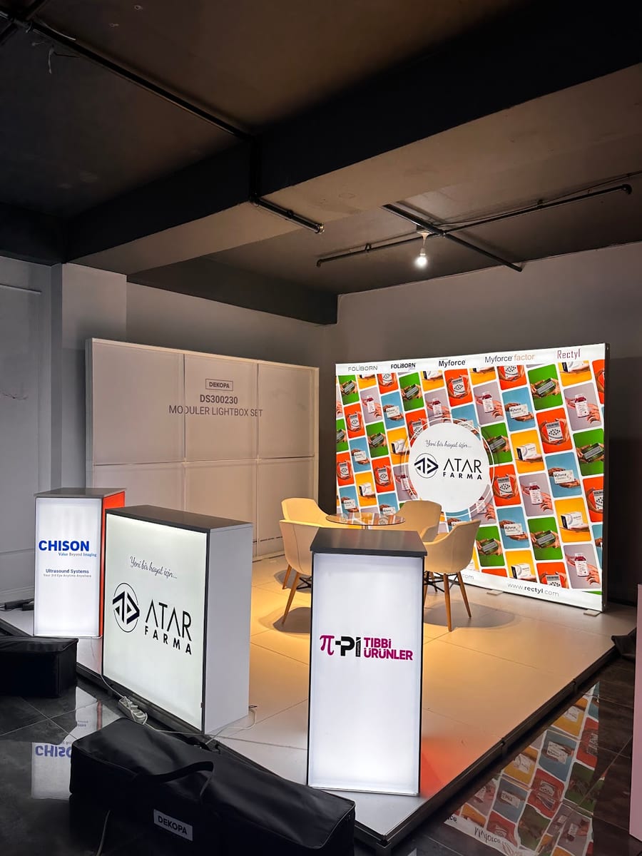 Etkinlik ve sergi salonunda modüler lightbox stand seti yerleşimi