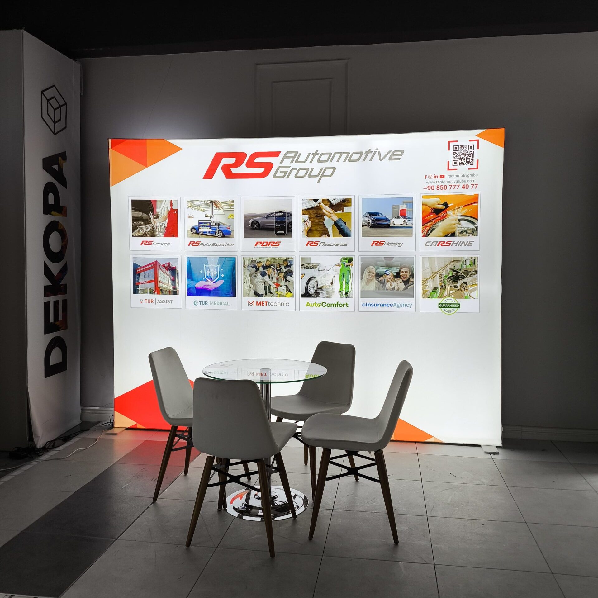 Fuar ve kongre alanında modüler lightbox stand uygulaması