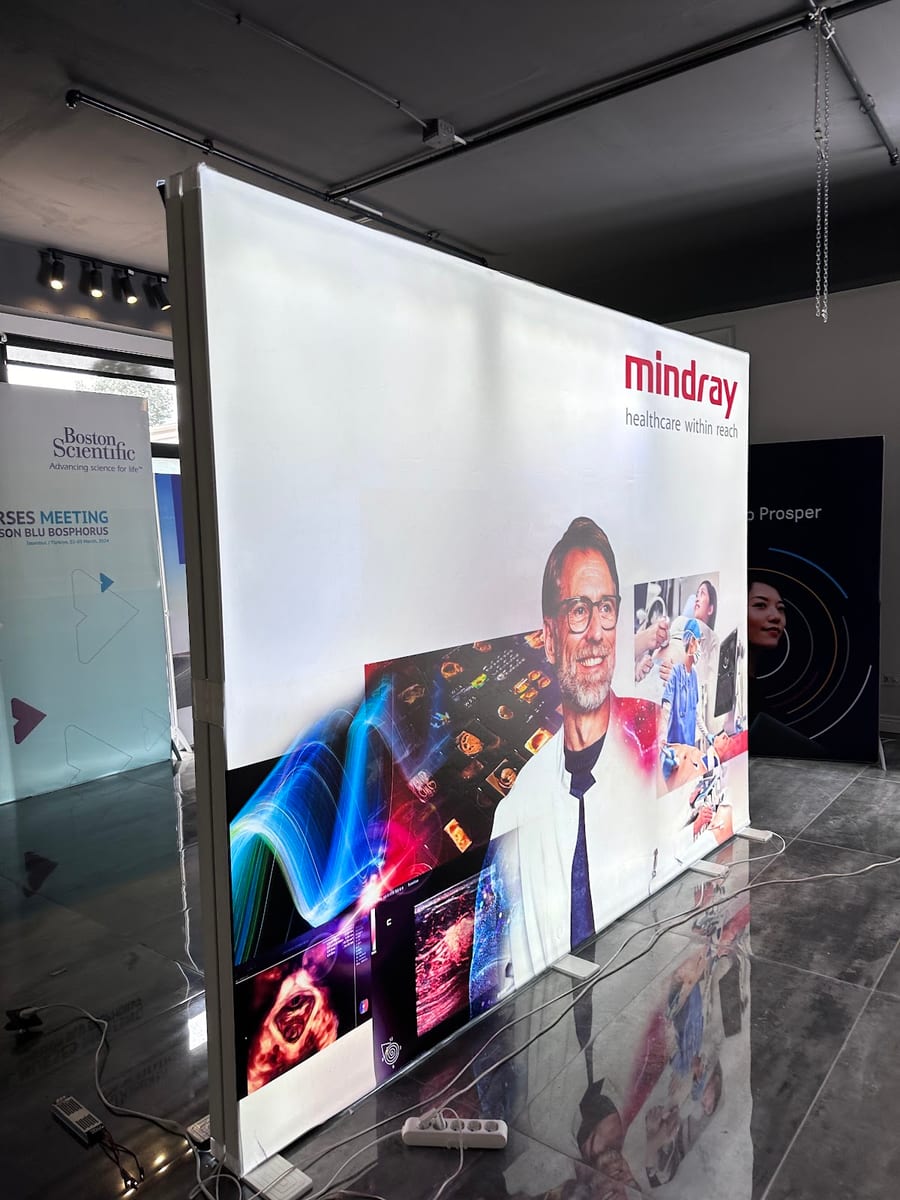 Medikal markaların kongre salonlarında kullandığı ışıklı stand ve pazarlama görselleri