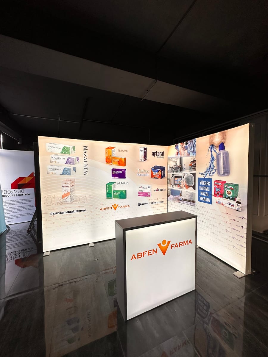 Abfen Farma markasına ait ışıklı paneller ve karşılama bankosu içeren medikal kongre fuar standı