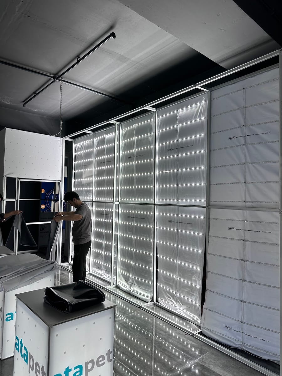 Fuar alanında T3 modüler stand montaj aşaması