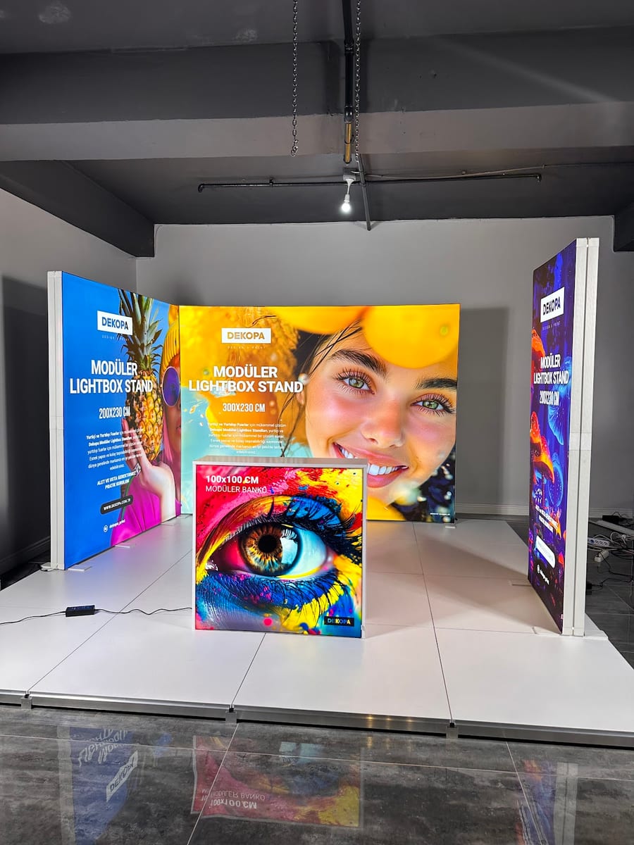 Fuar standında sergilenen aydınlatmalı Dekopa Modüler Lightbox Panoları